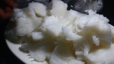 Tabakta erişte var.