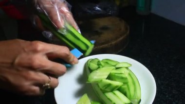 Tabakta salatalık var.