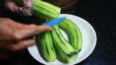 Tabakta salatalık var.