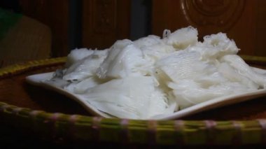 Tabakta erişte var.