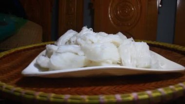 Tabakta erişte var.