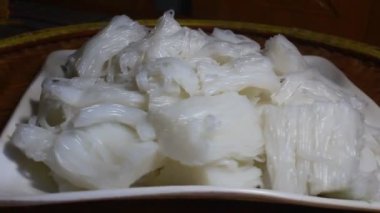 Tabakta erişte var.