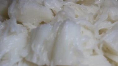 Tabakta erişte var.