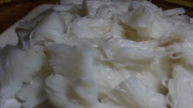 Tabakta erişte var.