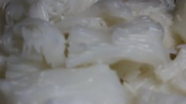 Tabakta erişte var.