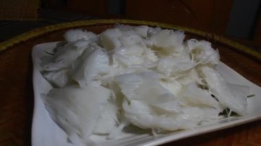 Tabakta erişte var.