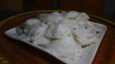 Tabakta erişte var.