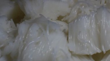 Tabakta erişte var.