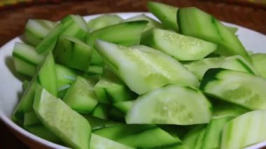 Tabakta salatalık var.