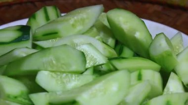 Tabakta salatalık var.