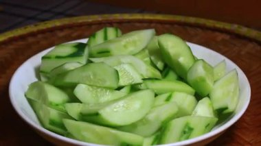Tabakta salatalık var.