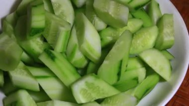 Tabakta salatalık var.