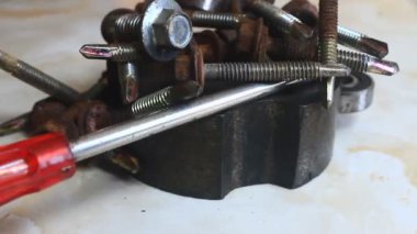 mıknatıs vidaları çeker