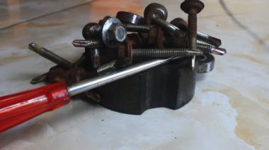 mıknatıs vidaları çeker