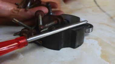 mıknatıs vidaları çeker