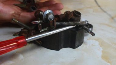 mıknatıs vidaları çeker