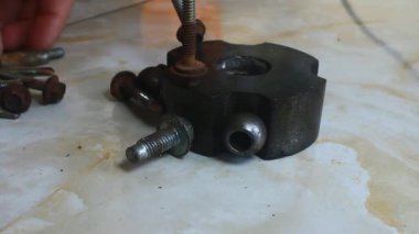 mıknatıs vidaları çeker