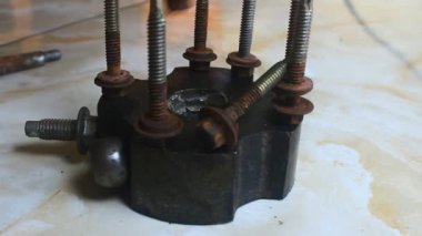 mıknatıs vidaları çeker