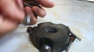 mıknatıs vidaları çeker