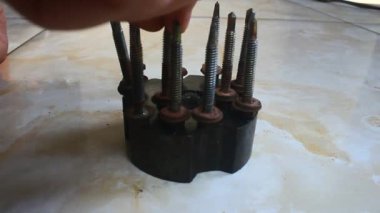 mıknatıs vidaları çeker