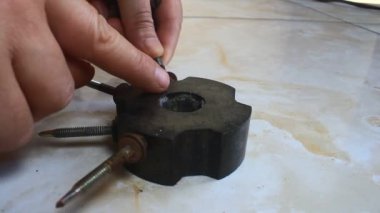 mıknatıs vidaları çeker