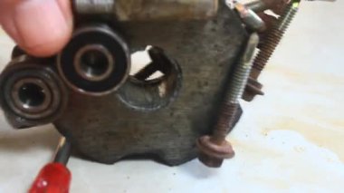 mıknatıs vidaları çeker