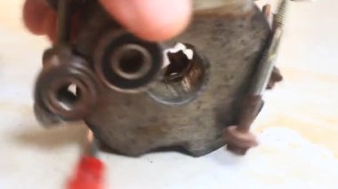 mıknatıs vidaları çeker