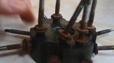 mıknatıs vidaları çeker