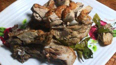 Adam ördeği kızarttı.