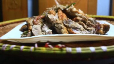 Adam ördeği kızarttı.