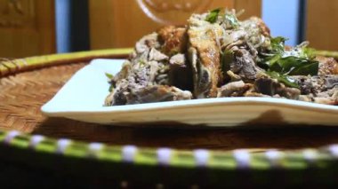 Adam ördeği kızarttı.