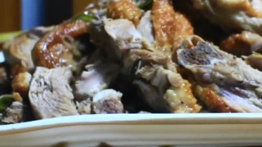 Adam ördeği kızarttı.