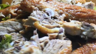 Adam ördeği kızarttı.