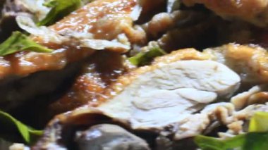 Adam ördeği kızarttı.