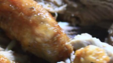 Adam ördeği kızarttı.