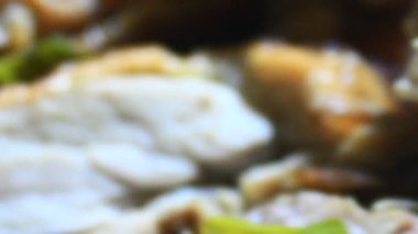 Adam ördeği kızarttı.