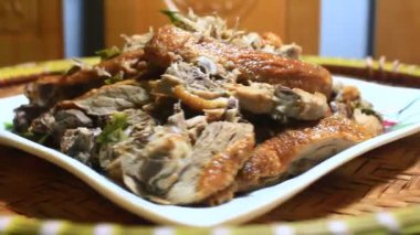 Adam ördeği kızarttı.