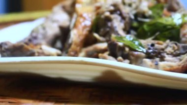 Adam ördeği kızarttı.