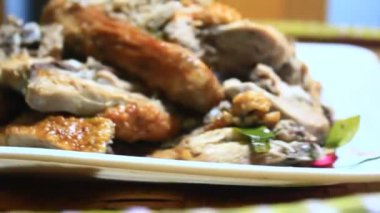 Adam ördeği kızarttı.