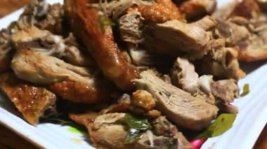 Adam ördeği kızarttı.