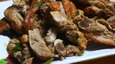 Adam ördeği kızarttı.