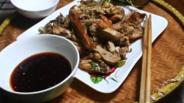 Adam ördeği kızarttı.