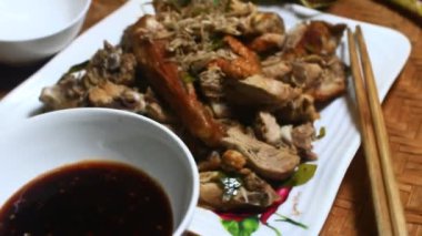 Adam ördeği kızarttı.