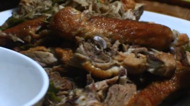 Adam ördeği kızarttı.