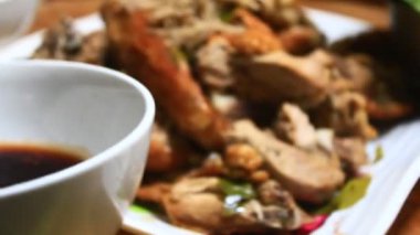 Adam ördeği kızarttı.