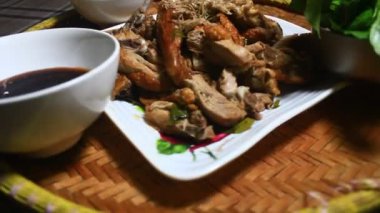 Adam ördeği kızarttı.