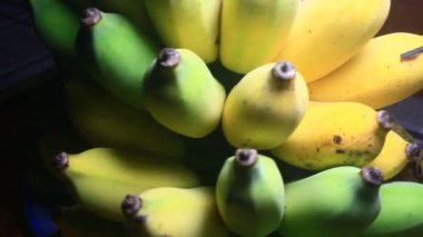 Tabakta olgun muzlar