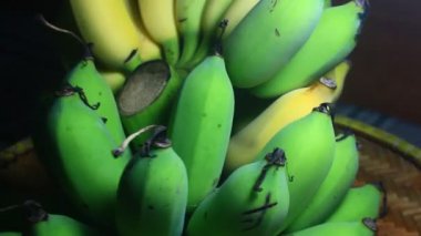 Tabakta olgun muzlar