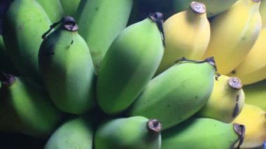 Tabakta olgun muzlar