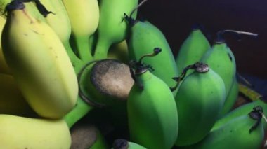 Tabakta olgun muzlar